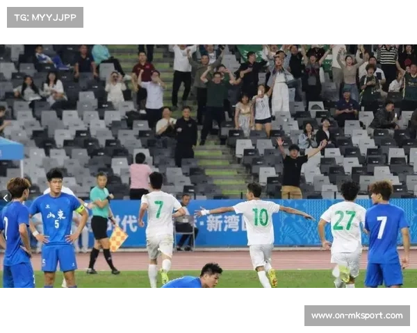 马赛市政广场设立巨型屏幕，直播关键比赛吸引数千球迷。